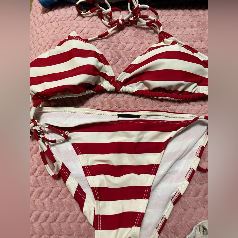 Women baiting suit size small